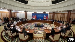 韩国、中国和日本的外长2023年11月在釜山举行三边会议。（媒体联访照片） 