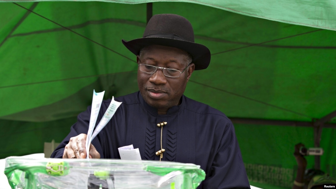 FILE - Nigeria's President Goodluck Jonathan casts his ballot in his ward at Otuoke, Bayelsa state, March 28, 2015. 