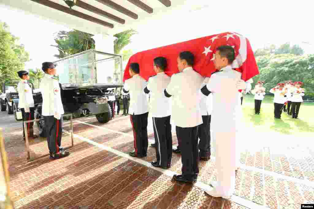 The Honor Guard carry the casket of Singapore's first prime minister Lee Kuan Yew onto a gun carriage, March 25, 2015.