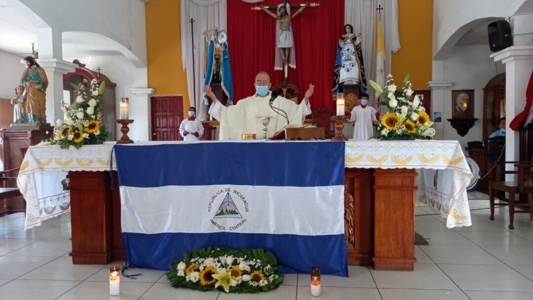 El padre Edwin Román, párroco de la Iglesia San Miguel Arcángel, en Masaya, Nicaragua, durante una misa el 20 de abril de 2021. Foto cortesía de Noel Miranda.