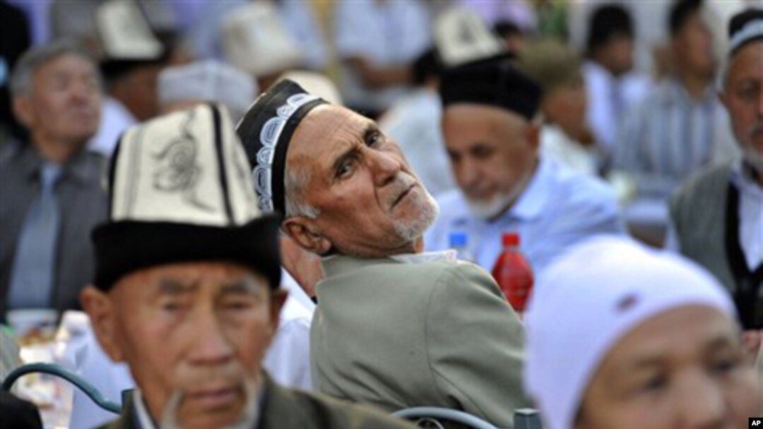 Bo'hronlarni o'rganuvchi guruh Qirg'iziston hukumatiga o'zbeklarni davlat idoralari, ta'lim, adliya va huquq-tartibot tizimlariga jalb qilish, 2010-yil yozidan keyin yopilgan yirik o'zbekzabon ommaviy axborot vositalarini qayta ochish, militsiya tomonidan