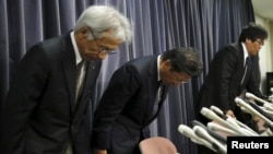 三菱汽車社長相川哲郎(中)在記者會上鞠躬道歉