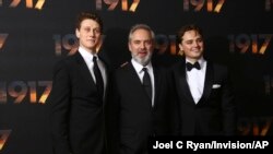 El actor George MacKay, desde la izquierda, el director Sam Mendes y el actor Dean-Charles Chapman a su llegada al estreno mundial de la película '1917', en el centro de Londres, el 4 de diciembre de 2019.