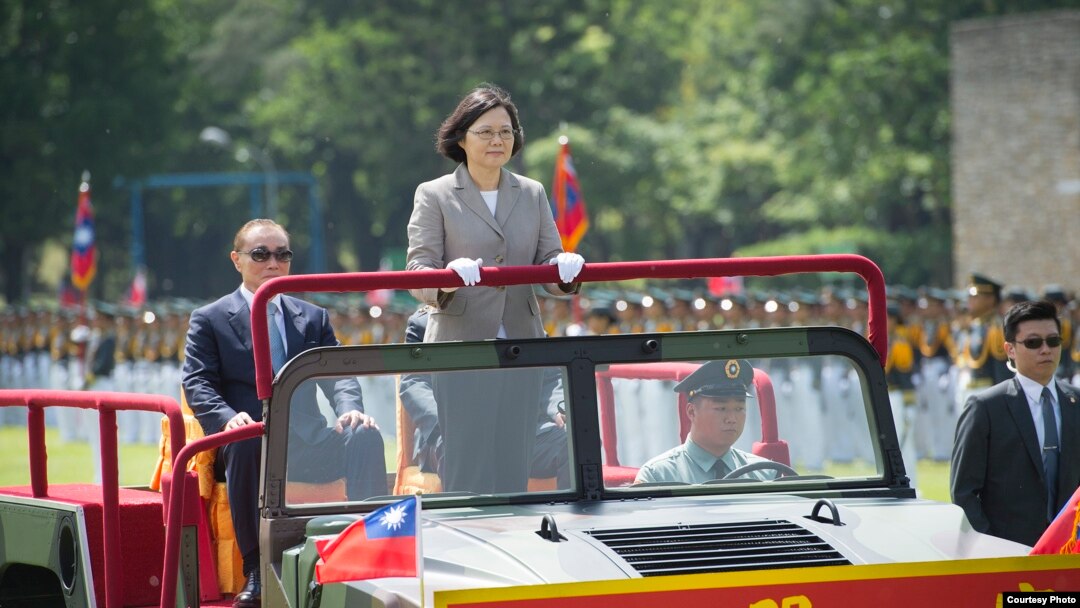 台灣總統蔡英文出席陸軍官校92周年校慶校閱列隊學員(台灣總統府)