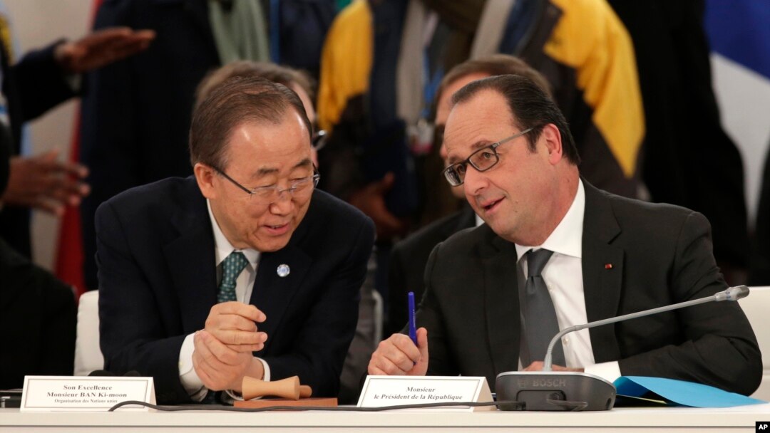French President Francois Hollande, right, speaks with UN Secretary-General Ban Ki-moon as they attend "The Climate Challenge and African solutions" event during the COP21, the UN Climate Change Conference, in Le Bourget, north of Paris, Dec. 1, 2015.