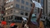 Manifestantes se congregan cerca de la Casa Blanca, al continuar las protestas por la muerte de George Floyd, hace un mes en Minnesota.