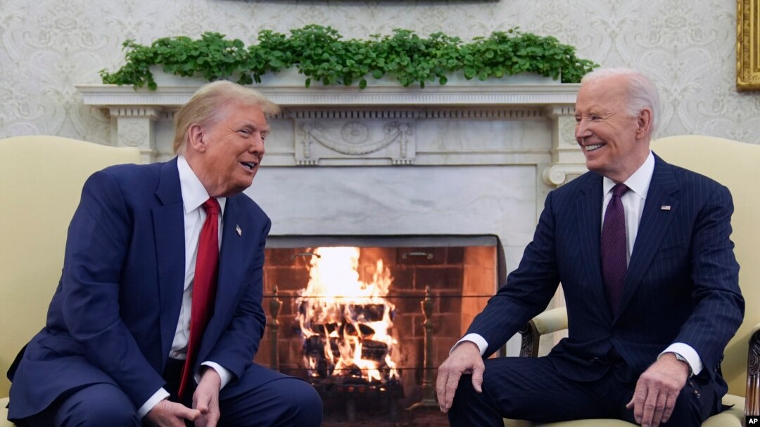 美國總統拜登與當選總統特朗普在白宮橢圓辦公室舉行會晤。（2024年11月13日）
