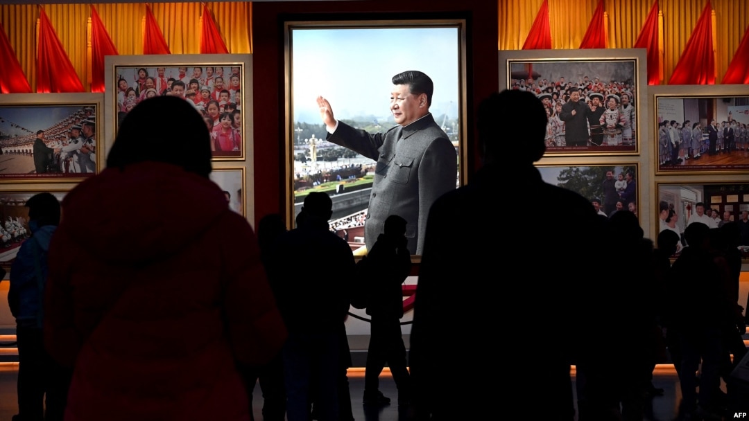 在北京的中國共產黨歷史展覽館，參觀者從習近平的圖片前走過（2021年11月11日）