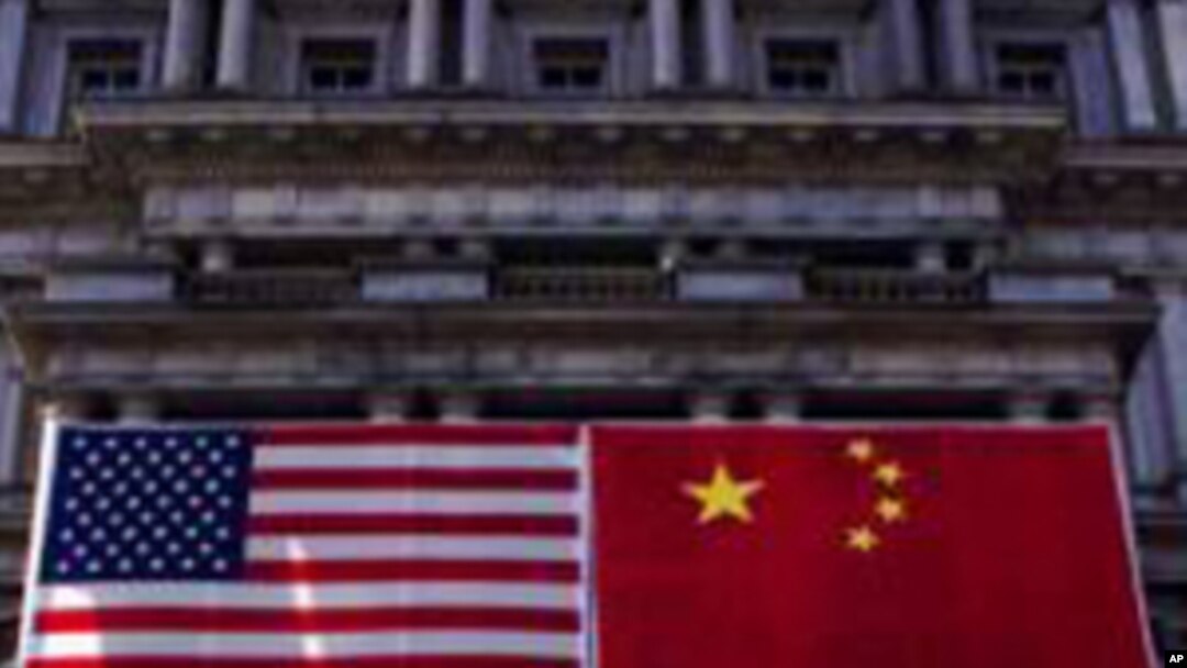 美中兩國國旗懸掛在白宮旁邊的舊行政大樓外(資料圖片)