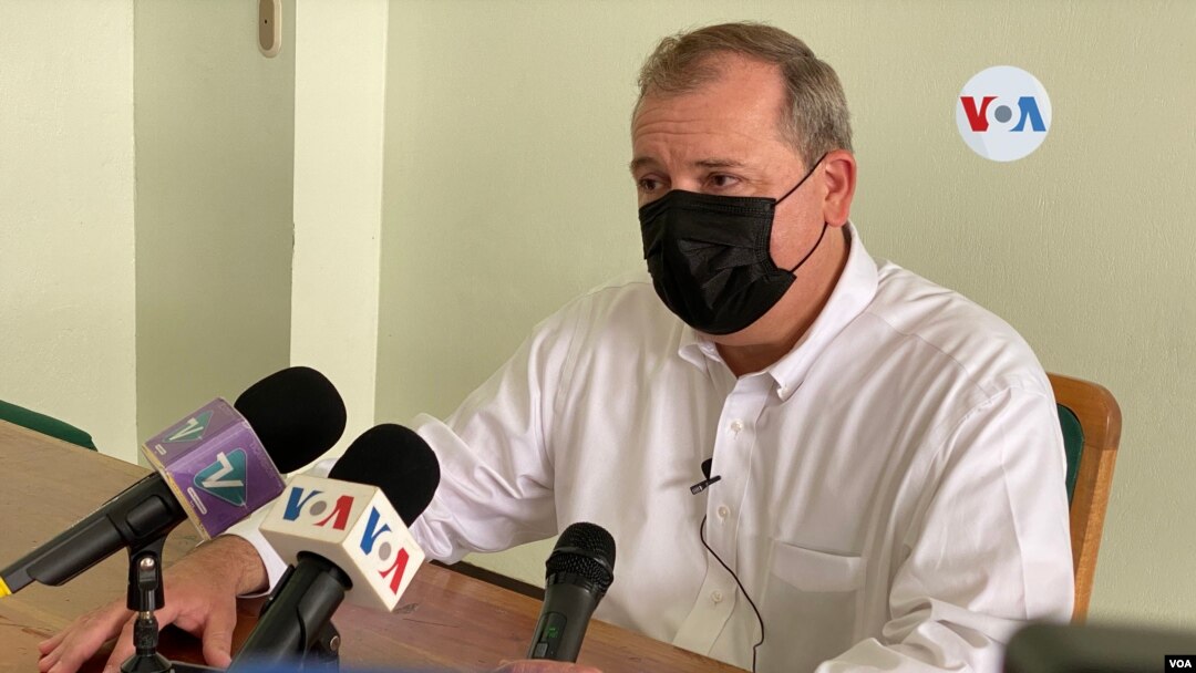 Presidente de la Fundación Nicaraguans For Security and Prosperity, Rafael Estrada, no ocultó su preocupación el clima de temor que viven los periodistas nicaragüenses exiliados en Costa Rica. [Foto: VOA/Armando Gómez].