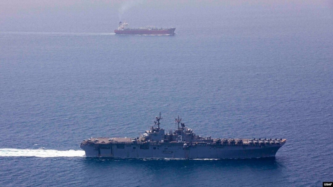 美國海軍兩棲攻擊艦“基薩奇山號”(USS Kearsarge-LHD 3) 2019年5月7日穿越霍爾木茲海峽。