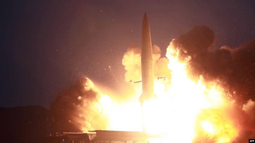 北韓8月6號試射兩枚新型戰術導彈的照片 （朝中社8月7號公佈）