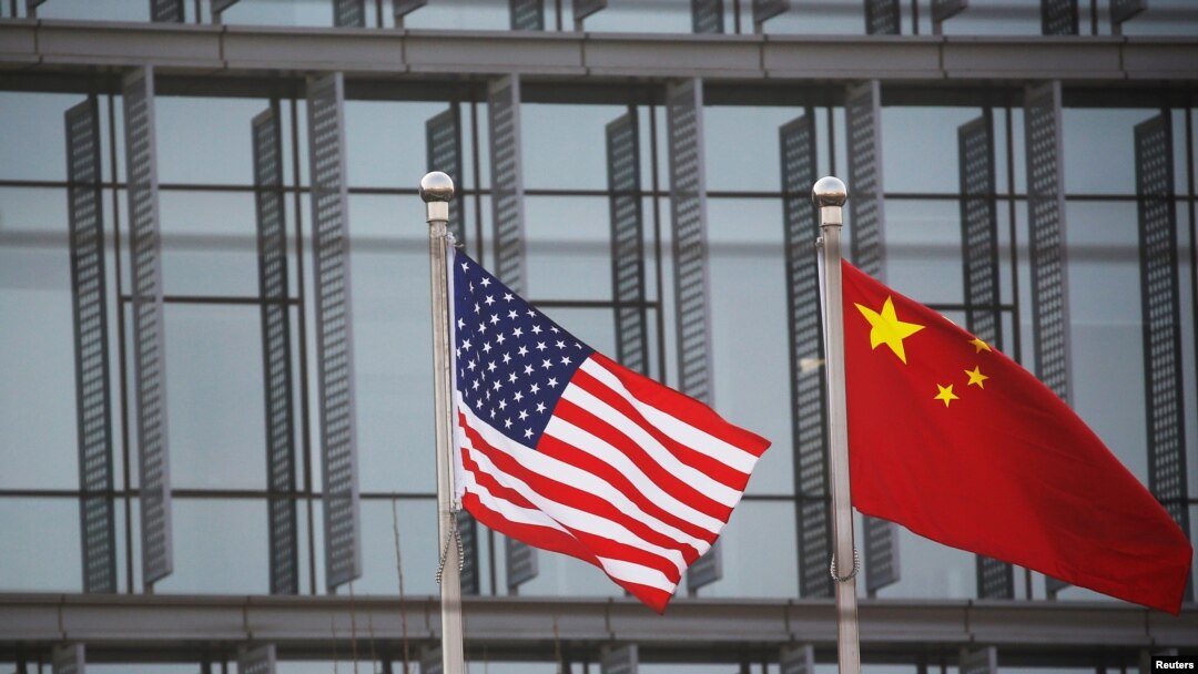 美中國旗在一家美國公司駐北京的辦公樓外飄揚。 （2021年1月21日）