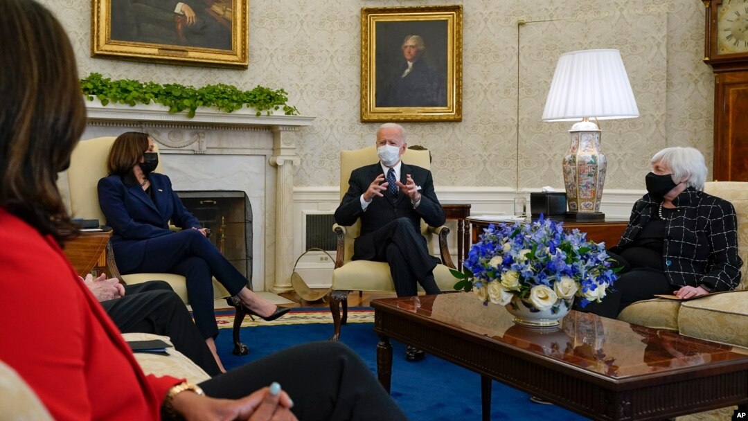 El presidente Joe Biden, la vicepresidenta Kamala Harris y la secretaria del Tesoro, Janet Yellen, se reúne con líderes empresariales para discutir un paquete de ayuda para el coronavirus en la Casa Blanca, el martes 9 de febrero de 2021. [Foto: AP]