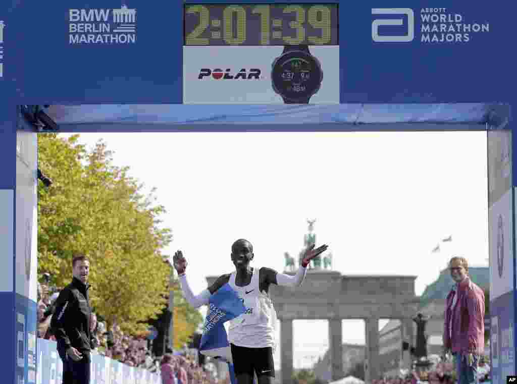 Eliud Kipchoge runs to win the 45th Berlin Marathon in Berlin, Germany. Kipchoge set a new world record in 2 hours 1 minute 39 seconds.
