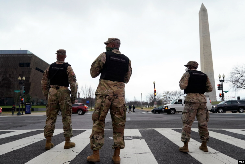 Los miembros de la Guardia Nacional de DC controlan el tráfico en una intersección cerca de un mitin en Freedom Plaza, el 5 de enero de 2021.