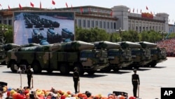 中国在建政70周年阅兵仪式中展示的DF-21D反舰弹道导弹。