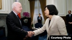 台灣總統蔡英文去年接見美國聯邦參議院軍事委員會主席麥凱恩(圖片來源：台灣總統府)