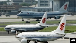中国国航客机停靠在北京机场。（资料图）