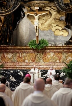 El Papa Francisco celebra la Misa Crismal el Jueves Santo en el Vaticano, el 1 de abril de 2021.