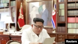 朝中社6月22日发布照片，显示金正恩正在仔细阅读特朗普的私人信函。