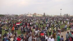 Thousands of people gathered in Friendship Yards Saturday evening to celebrate the agreement with music (E. Sarai/VOA)