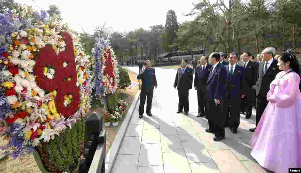 2013年4月15日,朝鲜党政官员在金日成101岁冥诞这一天参拜金日成出生地万景台。