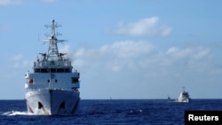 中国海警船在南中国海追赶越南海警船（路透社资料图）