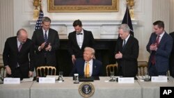 El presidente Donald Trump, el secretario de Comercio, Howard Lutnick; el secretario del Tesoro, Scott Bessent; el asesor para activos digitales, Bo Hines, y el zar de criptomonedas, David Sacks, asisten a la Cumbre de Cryptos de la Casa Blanca, el 7 de marzo de 2025.