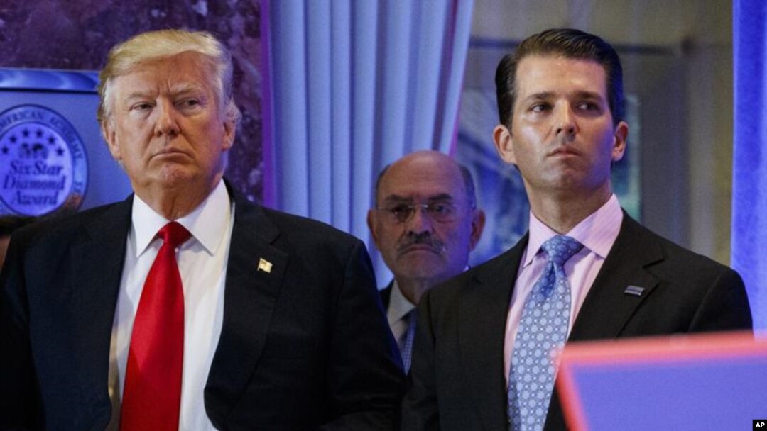 Donald Trump (esq), Allen Weisselberg (cen) e Donald Trump Jr. (esq) (Foto de Arquivo)