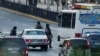 (ARCHIVO) Miembros de contrainteligencia militar de Venezuela vigilan una carretera como parte de los preparativos de seguridad antes de la juramentación del gobernante Nicolás Maduro para un tercer mandato, en Caracas, el 4 de enero de 2025. 