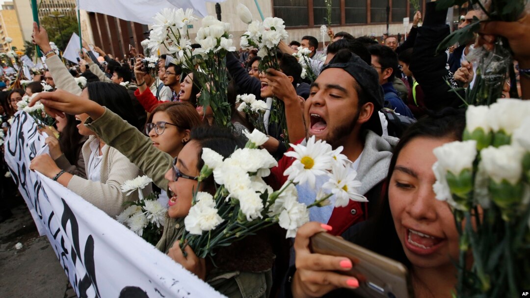 University students shout slogans in support of peace in Bogota, Colombia, Oct. 12, 2016. 